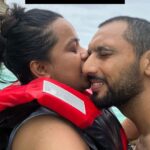 Punit Pathak Instagram - Being a die hard bollywood buff always thought kissing in the ocean water would be so romantic so gave a peck to @punitjpathakofficial on hos cheek in the water !!! It’s Salty as hell and not romantic at all . . . . #psenitak #couple #maldives #travelgram #travelphotography #fun #love Amari Raaya Maldives