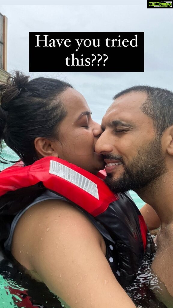 Punit Pathak Instagram - Being a die hard bollywood buff always thought kissing in the ocean water would be so romantic so gave a peck to @punitjpathakofficial on hos cheek in the water !!! It’s Salty as hell and not romantic at all . . . . #psenitak #couple #maldives #travelgram #travelphotography #fun #love Amari Raaya Maldives