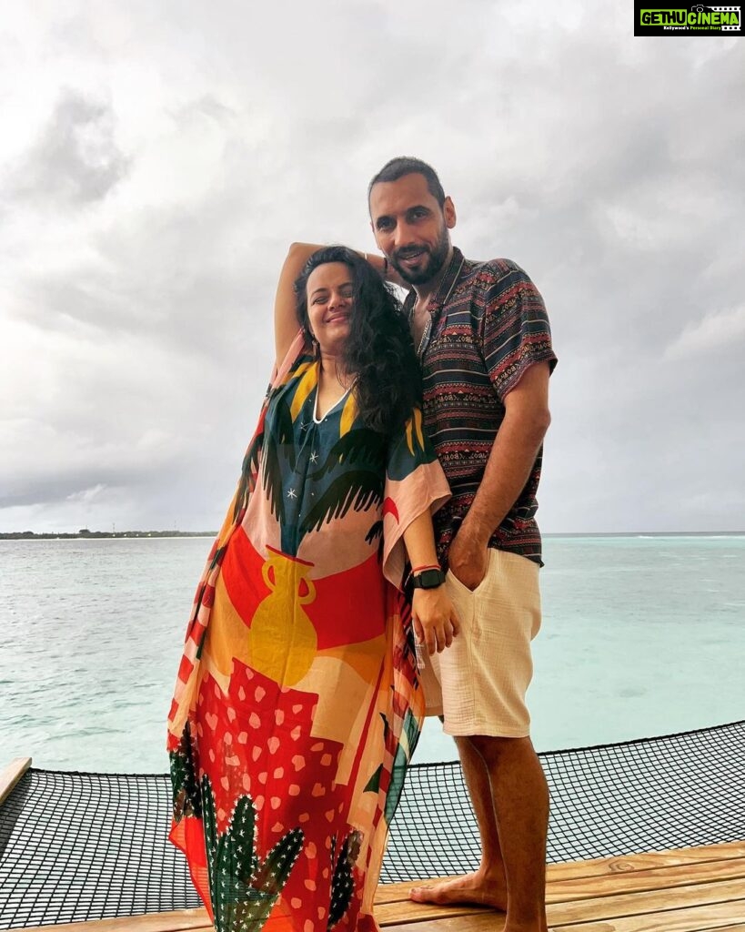 Punit Pathak Instagram - Pehle Jaan, Phir Jaan-e-jaan, Phir Jaan-e-jaana…Ho Gaye ! @nidhimoonysingh . @amariraaya . #AmariRaayaMaldives #Maldives #AmariHotels #Amari #BrightenYourWorld #castawaygoals #amariraayaadventure #husband #wife #couplegoals #love #vacay #psenitak