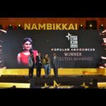 Punnagai Poo Gheetha Instagram - Thank You my dear @raaga.my & beloved listeners. I'm so grateful and really appreciate your love & support. Muakks 💞 I'm so honoured to receive the award from our Veteran Radio Announcer Mr.Arumugham. My parents used to enjoy his programmes. Thank you @nambikkaionline for the recognition. Congratulations! It was an excellent & well organised event. Well done!