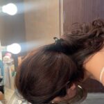 Raashi Khanna Instagram - A little bit of BTS 🤪 1. Who’s clicking who? 🤔 2/3. Asked my personal paps to click some pictures of me, felt cute. 🙃 4. Shared my beauty secret with the girls 🥶 5. The lift to set displays these amazing quotes everyday!
