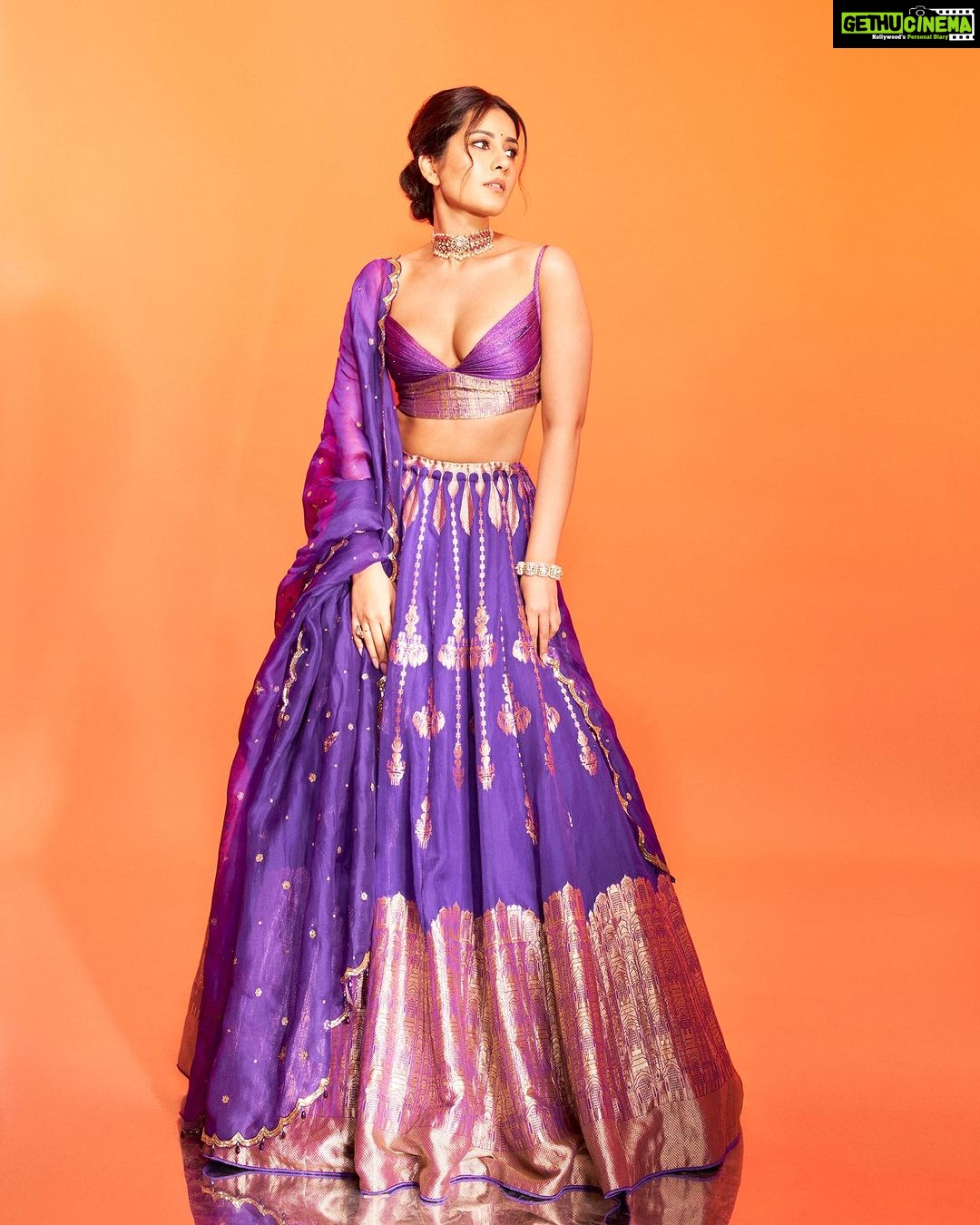 Raashi Khanna Instagram - Opening night of the #jiomamimumbaifilmfestival π Outfit : @shantibanaras Jewellery : @mayasanghavijewels @razwada.jewels Footwear : @aprajitatoorofficial Potli : @ornatte.in Styling : @nayaabrandhawa @alliaandnayaab @shubhangini_gupta Makeup @makeupbyshefali.s Hair @souravv_roy_ πΈ @tejasnerurkarr