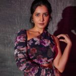 Raashi Khanna Instagram - About last night 💜💜 Outfit @nicholasthelabel Jewellery- @zohra_india Bag: @oceana_clutches Styled by- @sukritigrover Styling Team- @bitofbash @vanigupta.23 Photographer- @mohitvaru Makeup @makeupbyshefali.s Hair @zoequiny.hair
