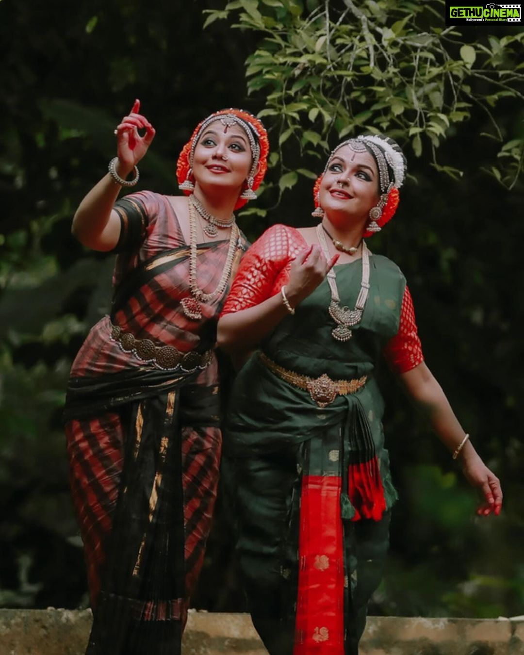 Rachana Narayanankutty Instagram - ജീവിതത്തിൽ എന്നും കൂടെ ഉണ്ടാകാനായി ഞാൻ ഏറ്റവും അധികം ആഗ്രഹിക്കുന്ന രണ്ടു പേരുടെ പിറന്നാൾ ആണ് ഇന്ന്. അമ്മയും ഗീച്ചിയും 🙏🏼🙏🏼 അമ്മയുടെ സ്നേഹം എന്റെ anchor ആണെങ്കിൽ ഗീച്ചിയുടെ അറിവ് എന്റെ compass ആണ്. എന്റെ ലോകത്തെ രൂപപ്പെടുത്തിയ ഈ സ്ത്രീരത്നങ്ങളുടെ സാന്നിധ്യമാണ് എന്റെ ഏറ്റവും വലിയ ഭാഗ്യം. എന്റെ അമ്മക്കും എന്റെ ഗുരുവായ ഗീച്ചിക്കും വേണ്ടി, അവരുടെ ആയുരാരോഗ്യ സൗഖ്യത്തിനായി നിങ്ങളെല്ലാവരുടേയും പ്രാർത്ഥനകൾ വേണം 🙏🏼 @narayanimanikath @padmakumargeetha #amma #guru #birthday #birthdaywishes #prayers