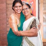 Rachana Narayanankutty Instagram - ജീവിതത്തിൽ എന്നും കൂടെ ഉണ്ടാകാനായി ഞാൻ ഏറ്റവും അധികം ആഗ്രഹിക്കുന്ന രണ്ടു പേരുടെ പിറന്നാൾ ആണ് ഇന്ന്. അമ്മയും ഗീച്ചിയും 🙏🏼🙏🏼 അമ്മയുടെ സ്നേഹം എന്റെ anchor ആണെങ്കിൽ ഗീച്ചിയുടെ അറിവ് എന്റെ compass ആണ്. എന്റെ ലോകത്തെ രൂപപ്പെടുത്തിയ ഈ സ്ത്രീരത്നങ്ങളുടെ സാന്നിധ്യമാണ് എന്റെ ഏറ്റവും വലിയ ഭാഗ്യം. എന്റെ അമ്മക്കും എന്റെ ഗുരുവായ ഗീച്ചിക്കും വേണ്ടി, അവരുടെ ആയുരാരോഗ്യ സൗഖ്യത്തിനായി നിങ്ങളെല്ലാവരുടേയും പ്രാർത്ഥനകൾ വേണം 🙏🏼 @narayanimanikath @padmakumargeetha #amma #guru #birthday #birthdaywishes #prayers