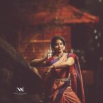 Rachana Narayanankutty Instagram - തരളവിലോലം നിൻ കാലൊച്ചകേട്ടു ഞാൻ അറിയാതെ കോരിത്തരിച്ചു പോയി…..🍂 Captured by : @nithinnarayanan_ For more queries : 📞 8943066969 #dancersofinstagram #indianclassicalmusic #indianclassicaldancers #bharathanatyam #mohiniyattam #kuchupudi #instagram #instadaily