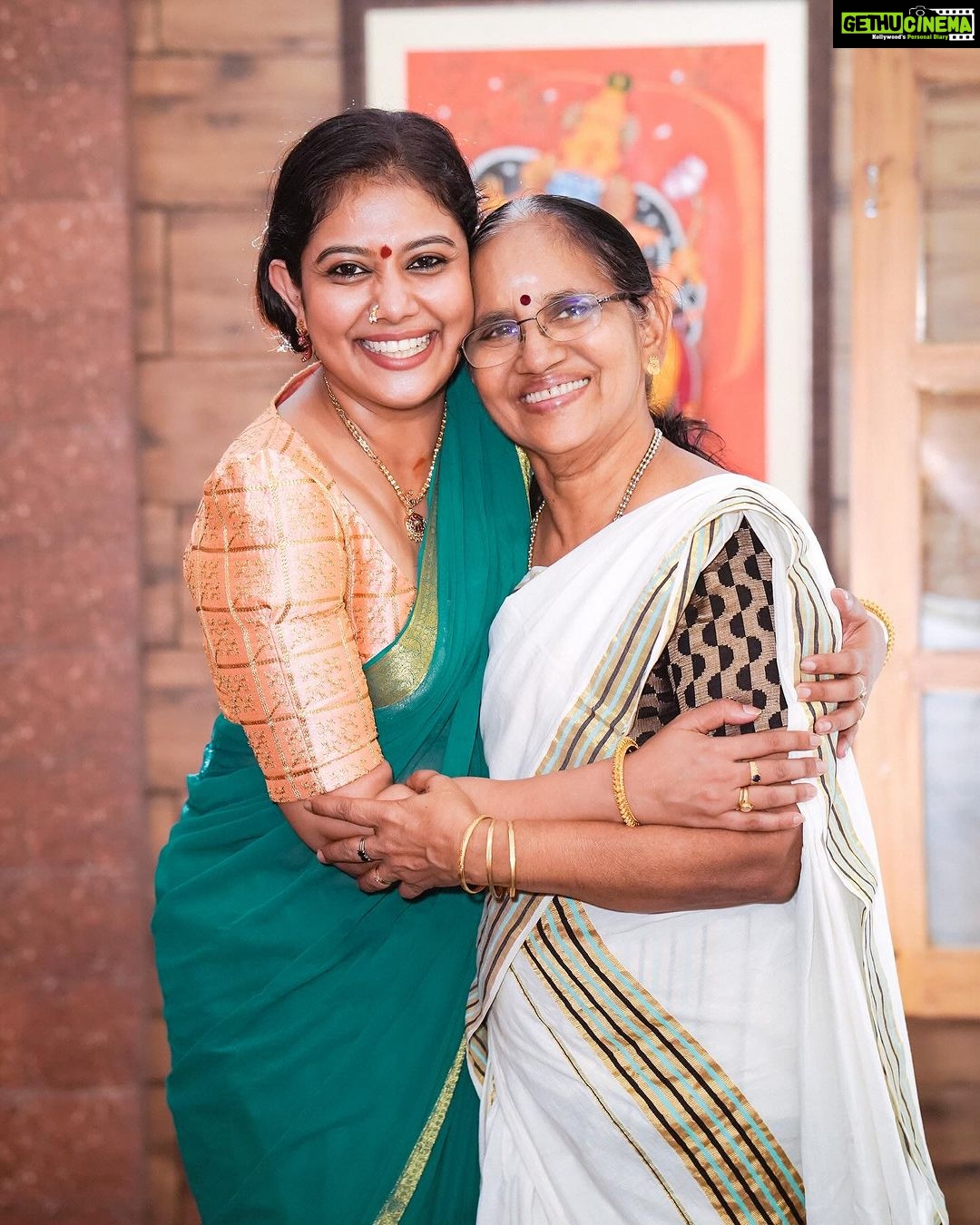 Rachana Narayanankutty Instagram - ജീവിതത്തിൽ എന്നും കൂടെ ഉണ്ടാകാനായി ഞാൻ ഏറ്റവും അധികം ആഗ്രഹിക്കുന്ന രണ്ടു പേരുടെ പിറന്നാൾ ആണ് ഇന്ന്. അമ്മയും ഗീച്ചിയും 🙏🏼🙏🏼 അമ്മയുടെ സ്നേഹം എന്റെ anchor ആണെങ്കിൽ ഗീച്ചിയുടെ അറിവ് എന്റെ compass ആണ്. എന്റെ ലോകത്തെ രൂപപ്പെടുത്തിയ ഈ സ്ത്രീരത്നങ്ങളുടെ സാന്നിധ്യമാണ് എന്റെ ഏറ്റവും വലിയ ഭാഗ്യം. എന്റെ അമ്മക്കും എന്റെ ഗുരുവായ ഗീച്ചിക്കും വേണ്ടി, അവരുടെ ആയുരാരോഗ്യ സൗഖ്യത്തിനായി നിങ്ങളെല്ലാവരുടേയും പ്രാർത്ഥനകൾ വേണം 🙏🏼 @narayanimanikath @padmakumargeetha #amma #guru #birthday #birthdaywishes #prayers