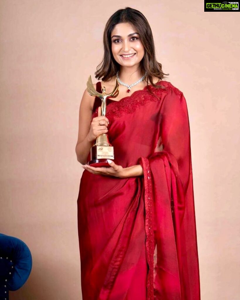Rachel David Instagram - a pinky promise ♾️ . . . Thank you @chittara.star.awards @chittaramedia for this award! ♥️ Photographer- @rainbow_photography_official Hair & make up-@aadhyaraajmakeupartist1 Outfit- stole everything from my mom