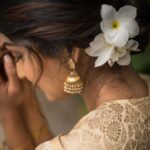 Rachel David Instagram - waiting for my Ammachi’s Onam sadhya invite ✉️ . . . In frame: @racheldavidofficial Jewellery: @amaera_jewels Saree: @timberline_aruvithura Styling, Makeup: @shimmerme.co Photography: @nevinphilipphotography Venue: @farmhousesocial