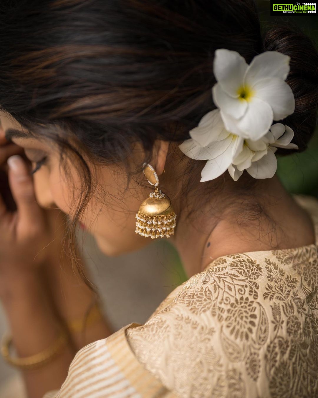 Rachel David Instagram - waiting for my Ammachi’s Onam sadhya invite ✉️ . . . In frame: @racheldavidofficial Jewellery: @amaera_jewels Saree: @timberline_aruvithura Styling, Makeup: @shimmerme.co Photography: @nevinphilipphotography Venue: @farmhousesocial