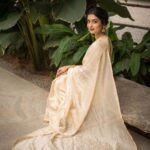 Rachel David Instagram - waiting for my Ammachi’s Onam sadhya invite ✉️ . . . In frame: @racheldavidofficial Jewellery: @amaera_jewels Saree: @timberline_aruvithura Styling, Makeup: @shimmerme.co Photography: @nevinphilipphotography Venue: @farmhousesocial