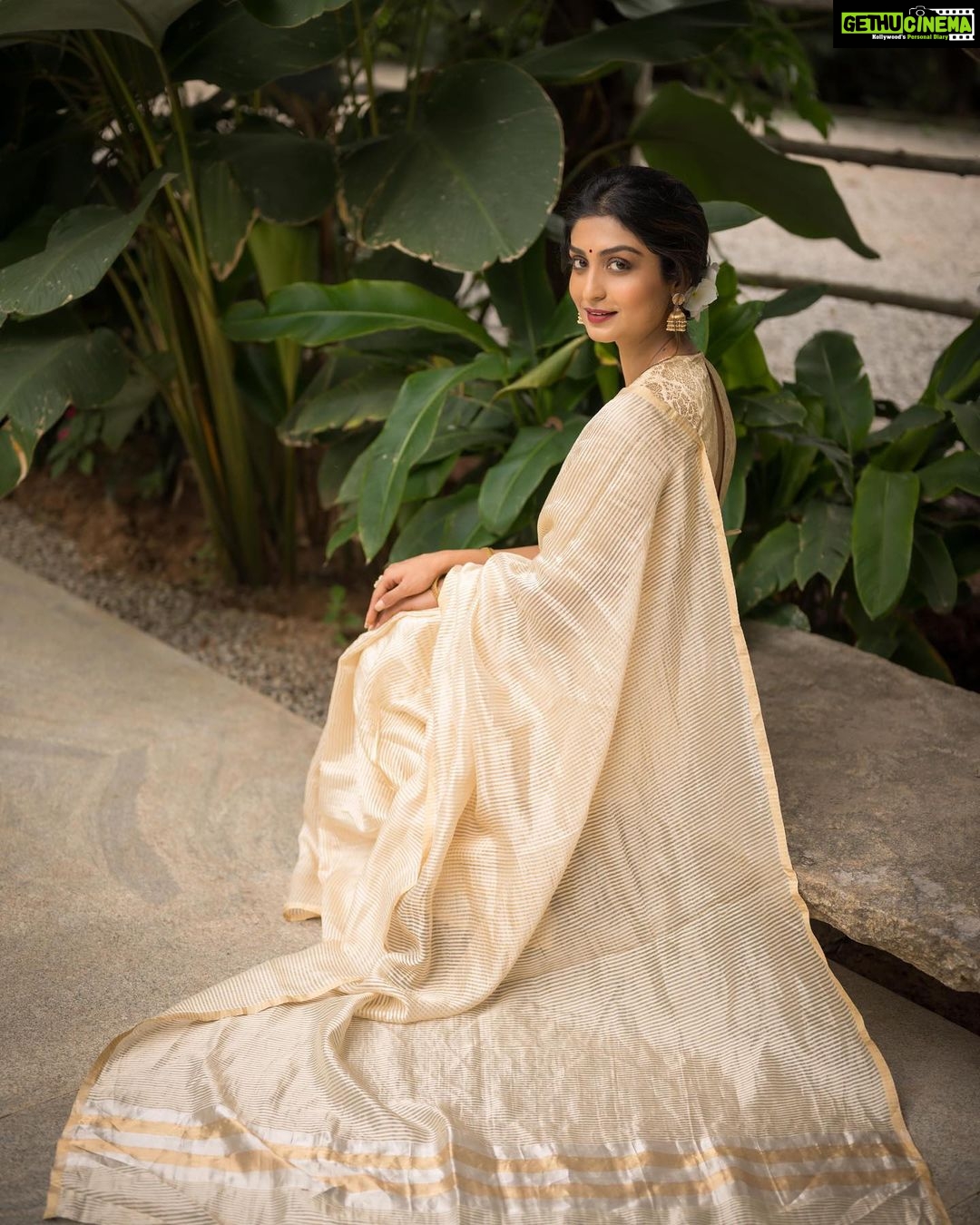 Rachel David Instagram - waiting for my Ammachi’s Onam sadhya invite ✉️ . . . In frame: @racheldavidofficial Jewellery: @amaera_jewels Saree: @timberline_aruvithura Styling, Makeup: @shimmerme.co Photography: @nevinphilipphotography Venue: @farmhousesocial