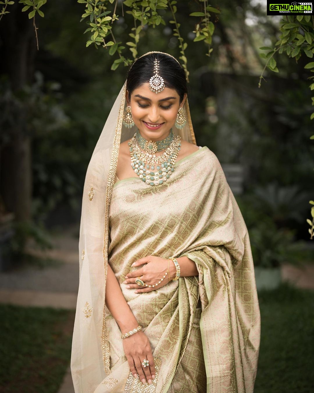 Rachel David Instagram - while all my friends are actually getting married, I’m playing pretend // 🐒 . . . Jewellery: @amaera_jewels Saree: @timberline_aruvithura Styling, Makeup: @shimmerme.co Photography: @nevinphilipphotography Venue: @farmhousesocial