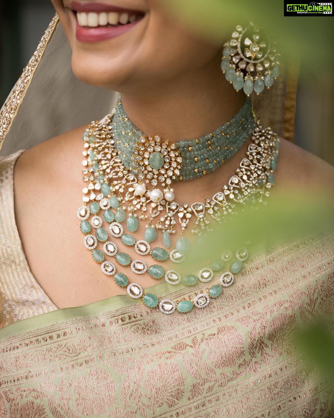 Rachel David Instagram - while all my friends are actually getting married, I’m playing pretend // 🐒 . . . Jewellery: @amaera_jewels Saree: @timberline_aruvithura Styling, Makeup: @shimmerme.co Photography: @nevinphilipphotography Venue: @farmhousesocial