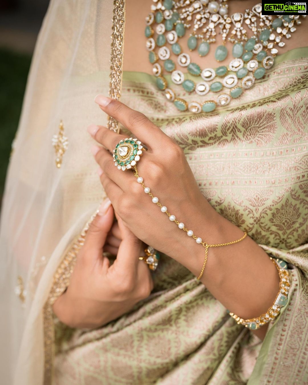 Rachel David Instagram - while all my friends are actually getting married, I’m playing pretend // 🐒 . . . Jewellery: @amaera_jewels Saree: @timberline_aruvithura Styling, Makeup: @shimmerme.co Photography: @nevinphilipphotography Venue: @farmhousesocial