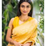 Rachel David Instagram - after adding gold to my coffee, I thought I’d add some on myself //🌟 . . . Jewellery: @amaera_jewels Saree: @ektha.prescilajosephchungath Styling, Makeup: @shimmerme.co Venue: @farmhousesocial Photography: @nevinphilipphotography