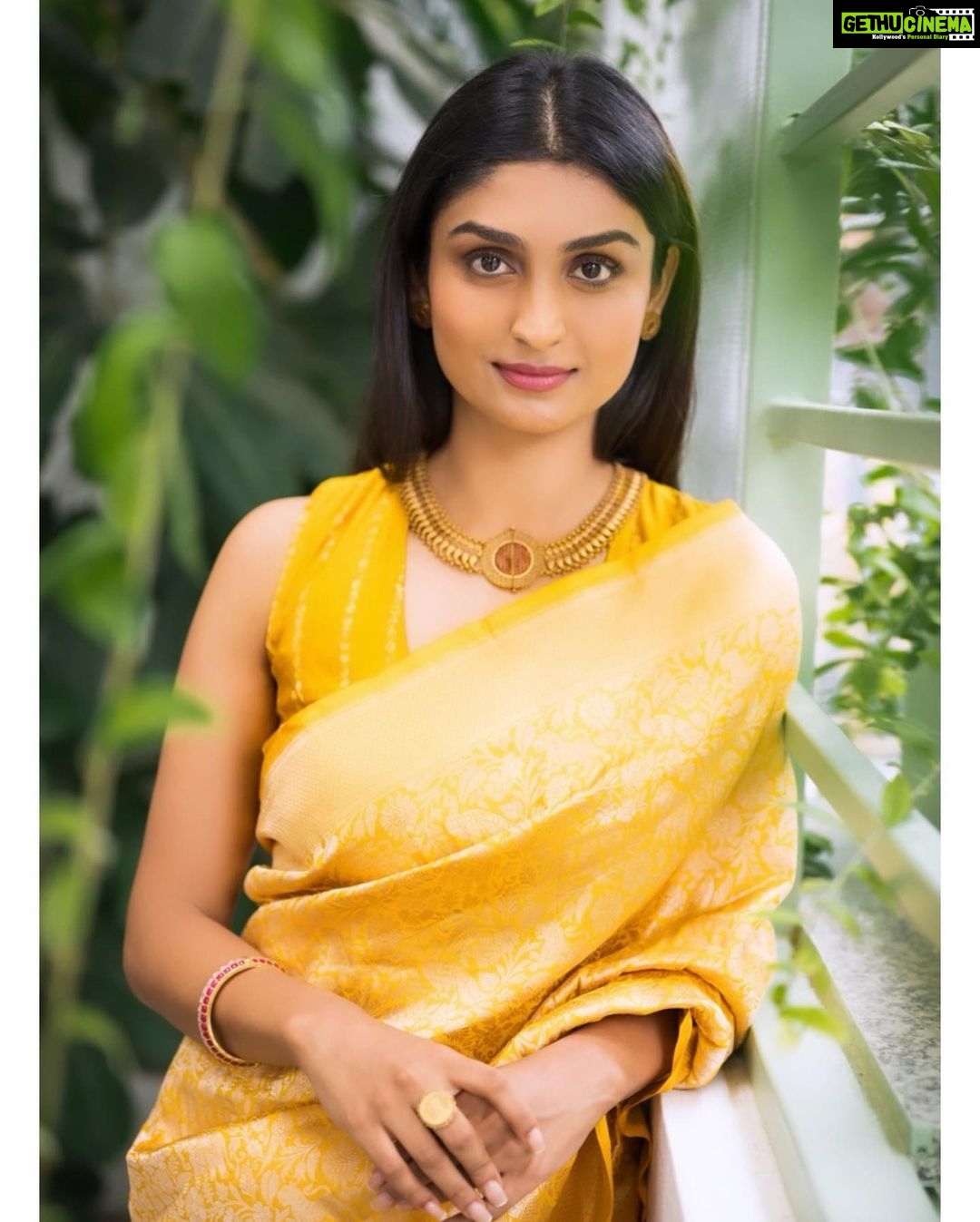 Rachel David Instagram - after adding gold to my coffee, I thought I’d add some on myself //🌟 . . . Jewellery: @amaera_jewels Saree: @ektha.prescilajosephchungath Styling, Makeup: @shimmerme.co Venue: @farmhousesocial Photography: @nevinphilipphotography