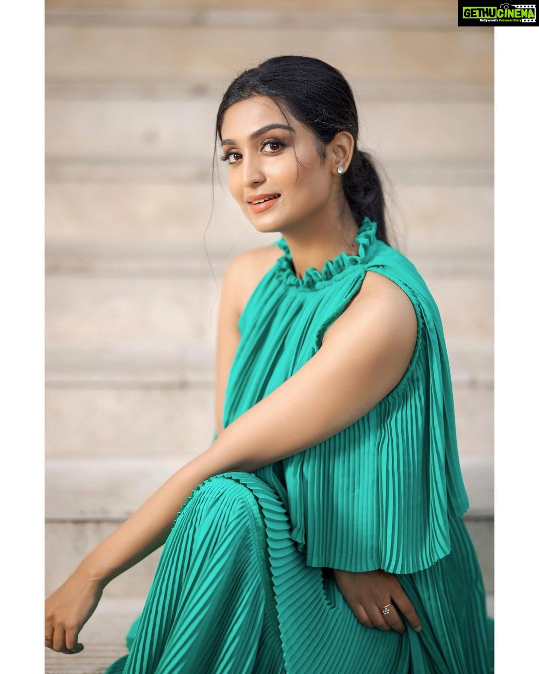 Rachel David Instagram - โTis the season to feel Christmassy ๐ . . Photographer @rejibhaskar_ Hair & make up @makeupandhairbysagallya Styling @styled_by_gk Outfit @_susan_lawrence_