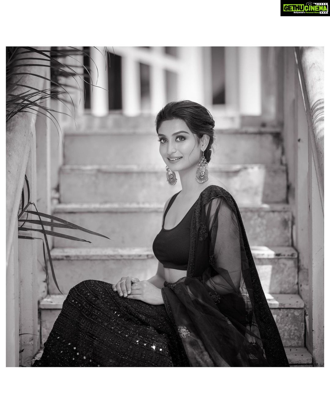 Rachel David Instagram - donโt โstairโ at me // ๐ . . #punnycaption #pleasedontcorrectmyspelling #thanks ๐ธ @rejibhaskar_ Hair & makeup ๐ @makeupandhairbysagallya Stylist & outfit ๐@styled_by_gk