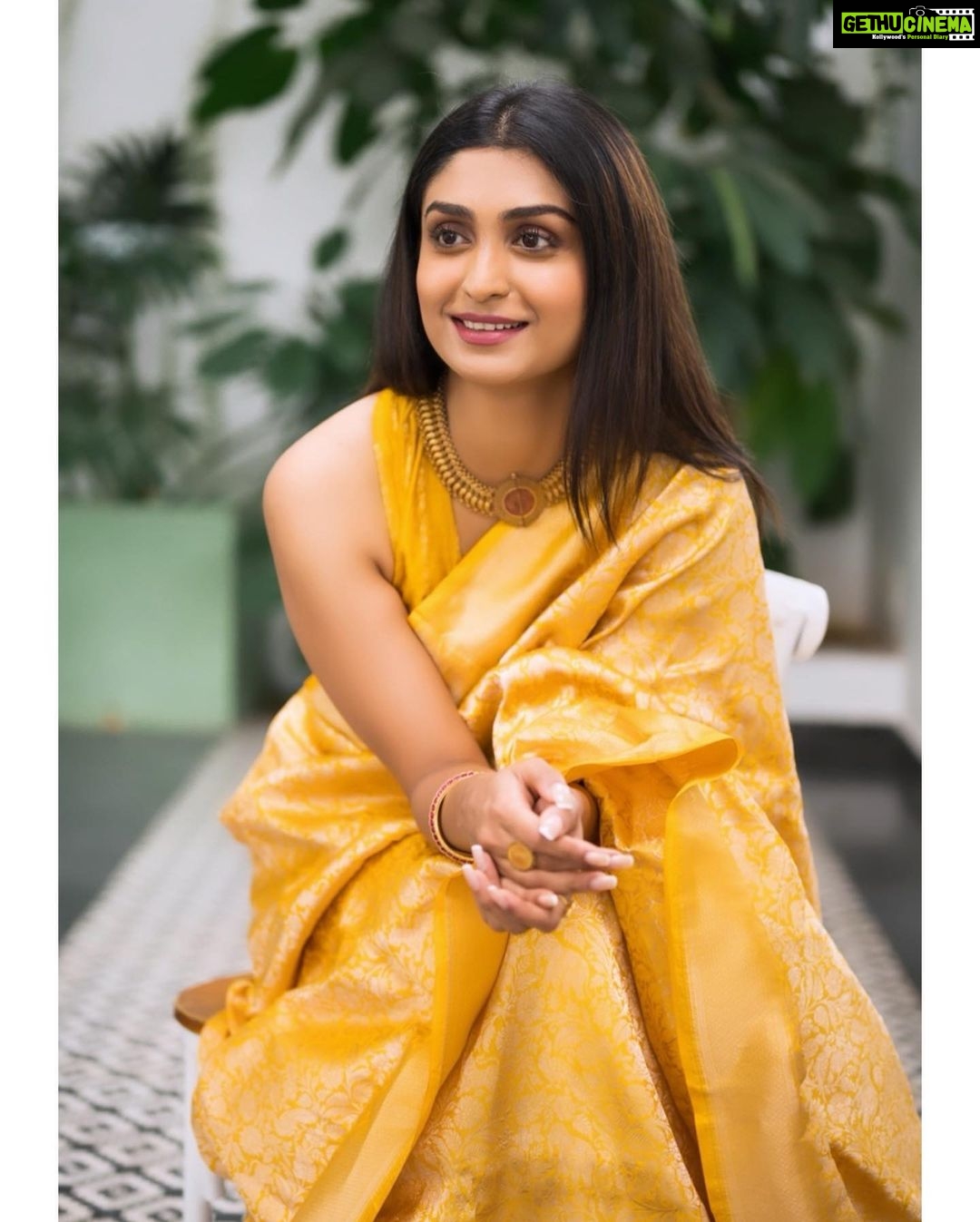 Rachel David Instagram - after adding gold to my coffee, I thought I’d add some on myself //🌟 . . . Jewellery: @amaera_jewels Saree: @ektha.prescilajosephchungath Styling, Makeup: @shimmerme.co Venue: @farmhousesocial Photography: @nevinphilipphotography