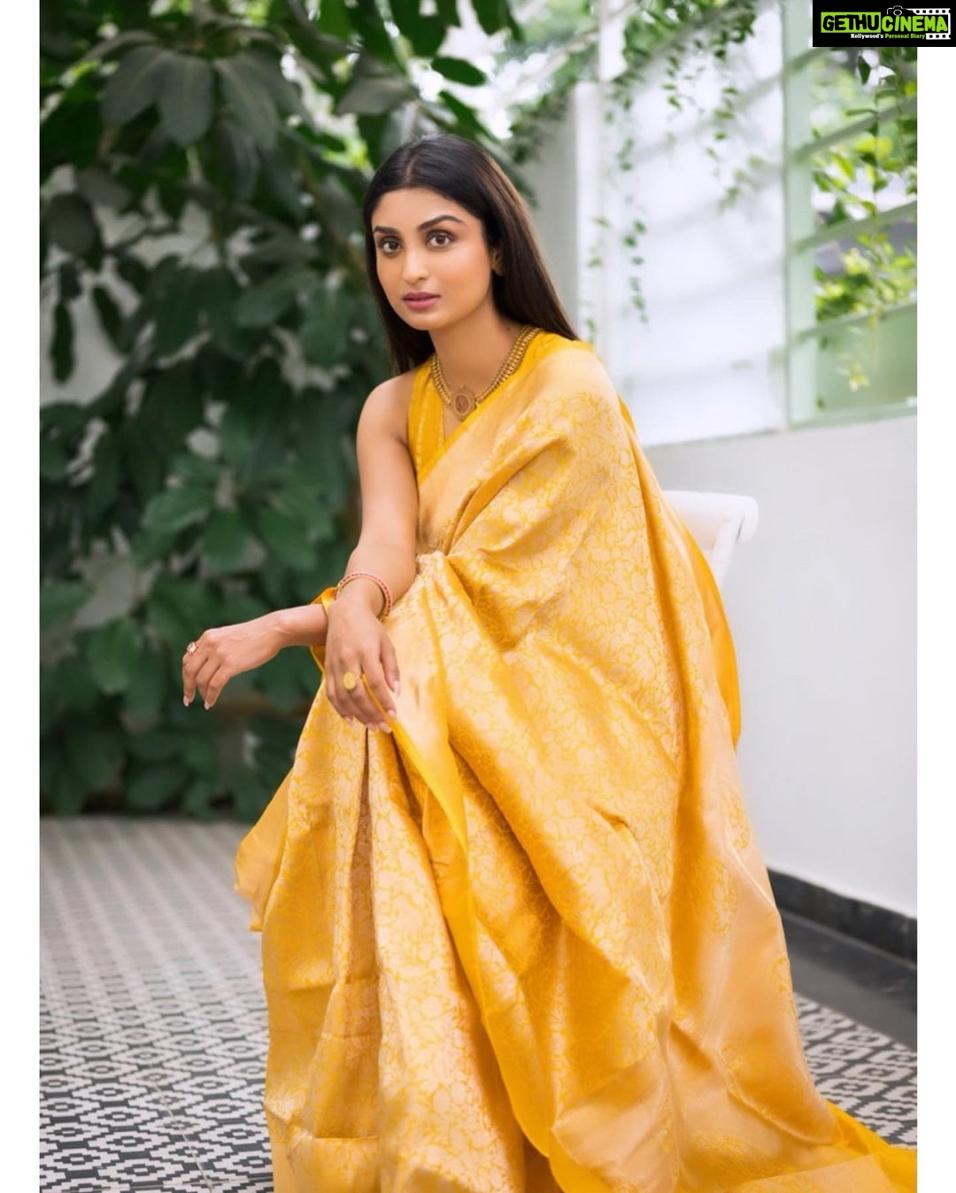 Rachel David Instagram - after adding gold to my coffee, I thought I’d add some on myself //🌟 . . . Jewellery: @amaera_jewels Saree: @ektha.prescilajosephchungath Styling, Makeup: @shimmerme.co Venue: @farmhousesocial Photography: @nevinphilipphotography