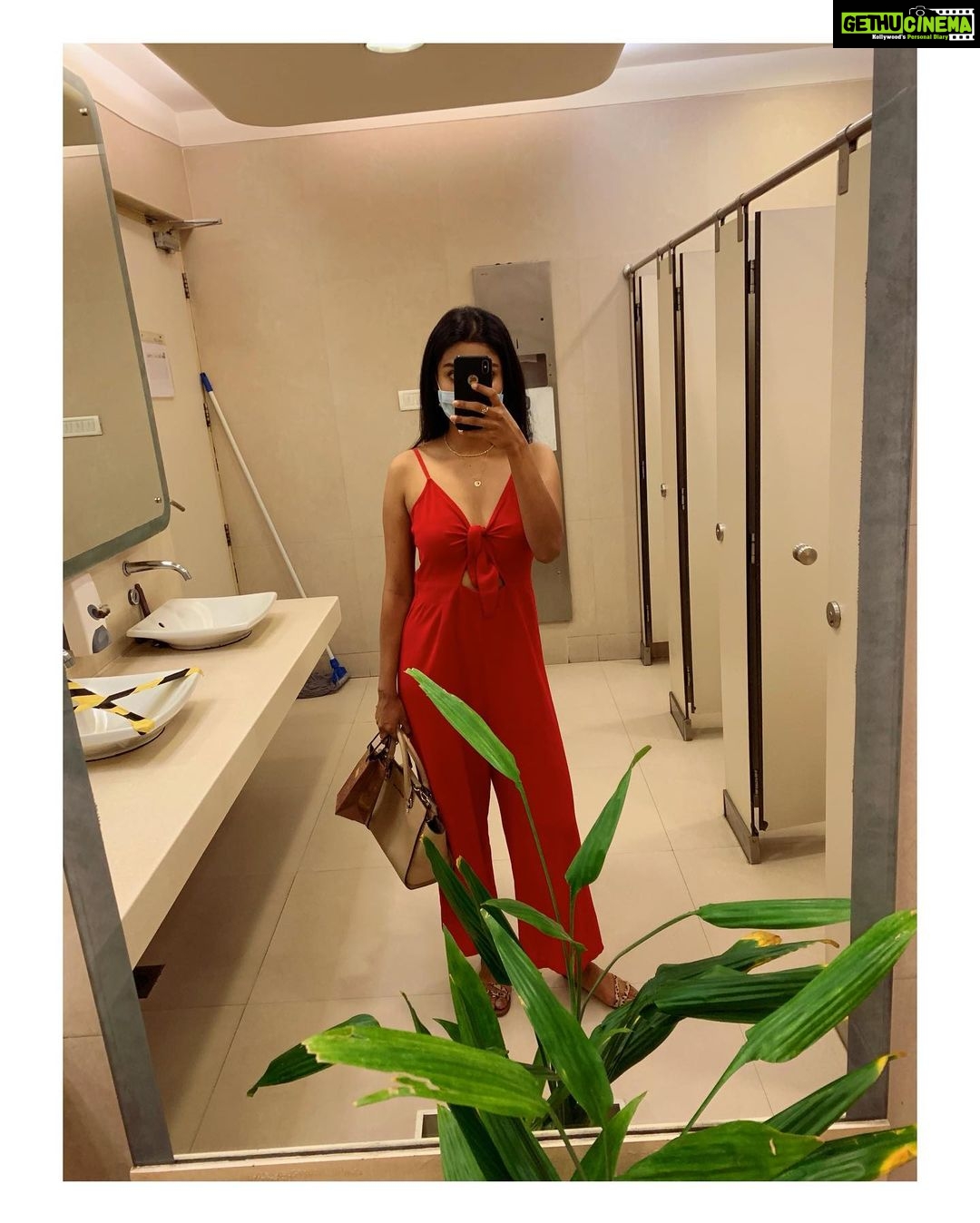 Rachel David Instagram - painting the town red // 💄