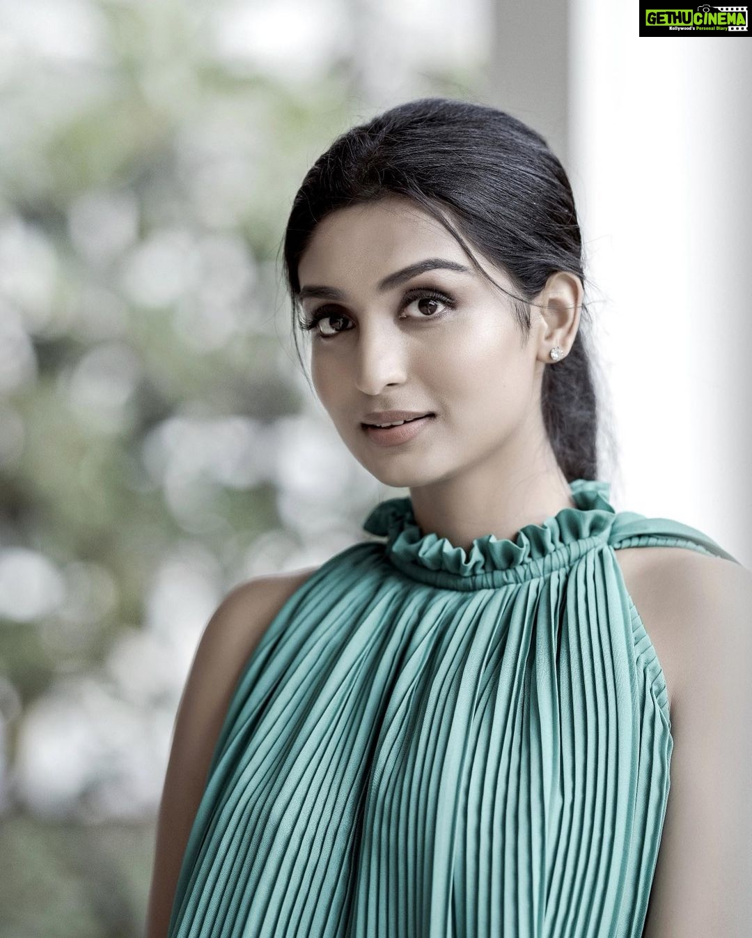 Rachel David Instagram - A walking talking Christmas tree 🎄// . . 📸 @rejibhaskar_ Hair & makeup @makeupandhairbysagallya Stylist @styled_by_gk Outfit @_susan_lawrence_