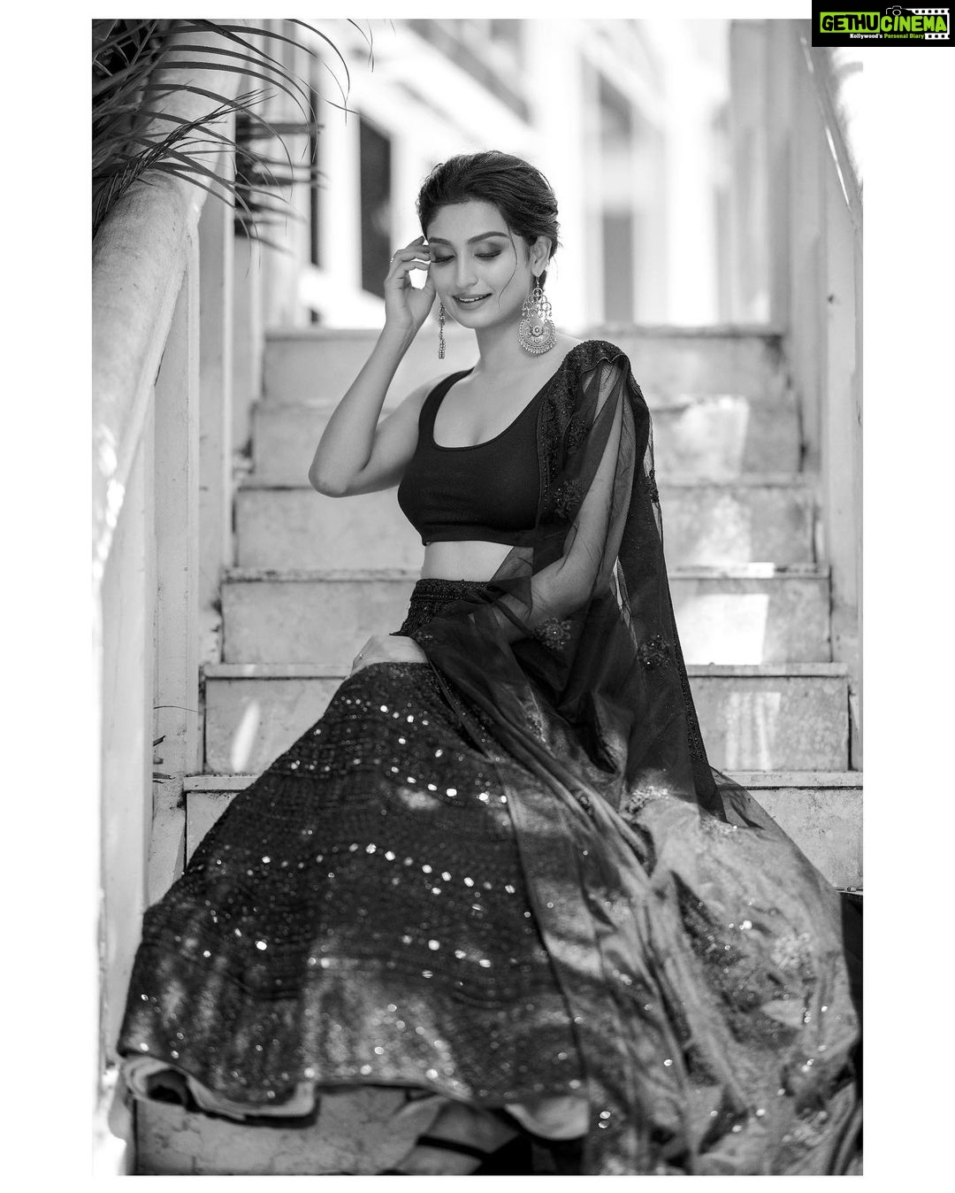 Rachel David Instagram - donโt โstairโ at me // ๐ . . #punnycaption #pleasedontcorrectmyspelling #thanks ๐ธ @rejibhaskar_ Hair & makeup ๐ @makeupandhairbysagallya Stylist & outfit ๐@styled_by_gk