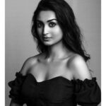 Rachel David Instagram - only thing poppin’ is my collar bone // 🦾 . . 📸 @vjwesley doing his magic Hair & make up @makeuphub.india #blackislife #blackisthenewblack #potrait #blackpotraiture