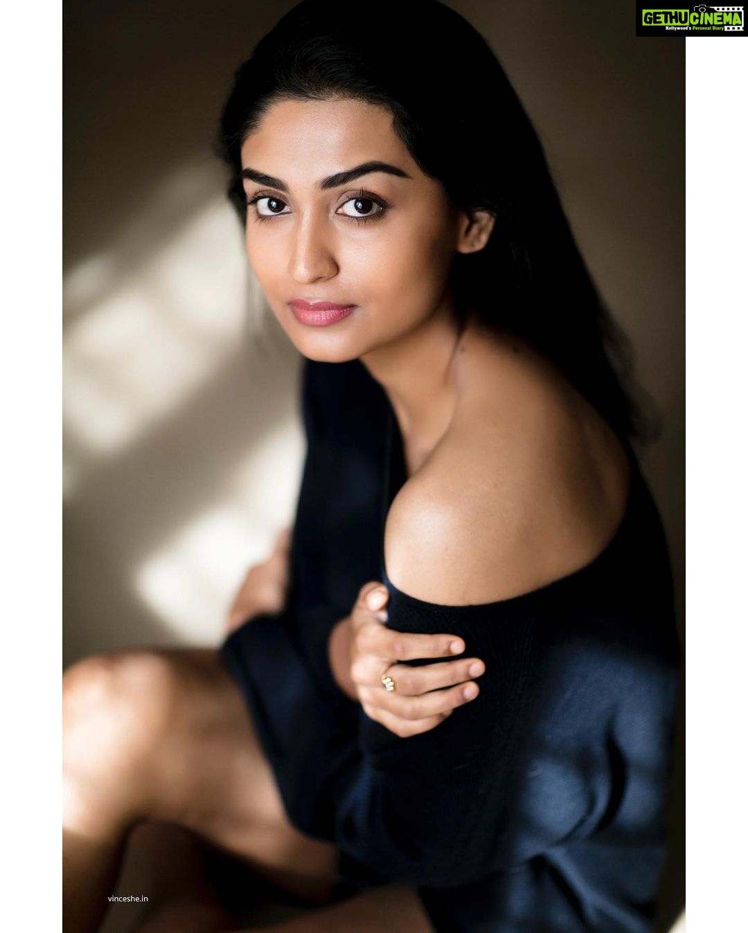 Rachel David Instagram - hot but cold, cold but hot // ya’ll feel me? . . 📸 @vjwesley Hair & make up @makeuphub.india