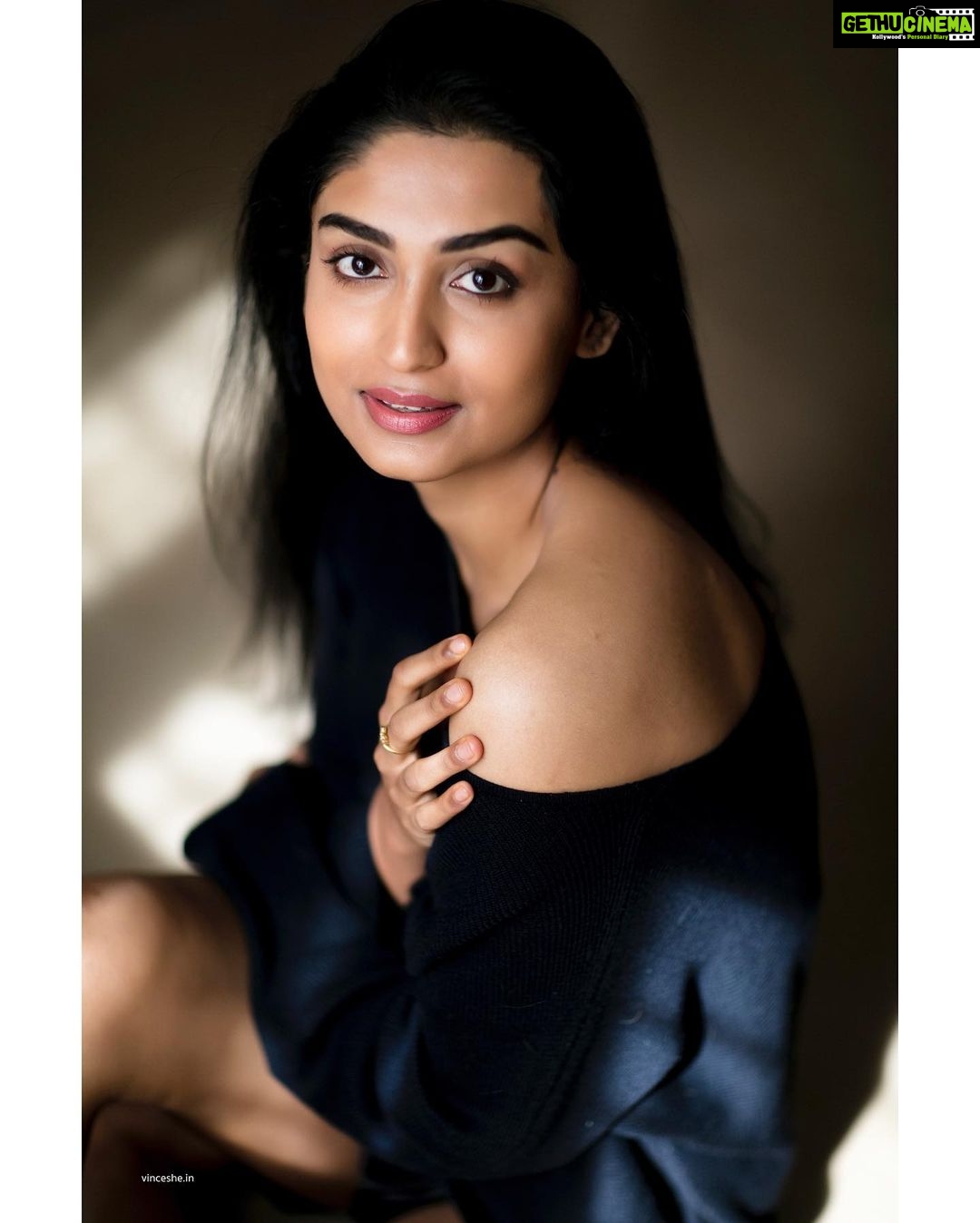 Rachel David Instagram - hot but cold, cold but hot // ya’ll feel me? . . 📸 @vjwesley Hair & make up @makeuphub.india