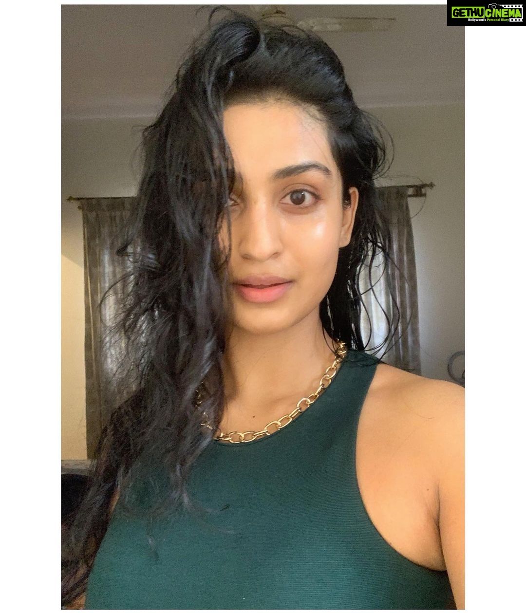 Rachel David Instagram - sometimes you just can’t control your hair & feelings // 🦁