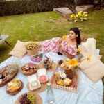 Rachel David Instagram – Just adding some aesthetics to your scrolling // 🌻
.
.
.
My best friend takes the best pictures @priyankajain11 💛

P.S – NOT MY bridal shower*