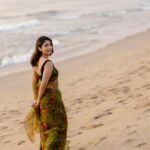 Rachel David Instagram – come walk with me on the beach // 🐥
.
.
.
Photographer @kiransa 
Hair & makeup @makeupbywanshazia