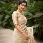 Rachel David Instagram - 🌼🌸🌺 ^ when you run out of Onam captions . . . In frame: @racheldavidofficial Jewellery: @amaera_jewels Saree: @timberline_aruvithura Styling, Makeup: @shimmerme.co Photography: @nevinphilipphotography Venue: @farmhousesocial