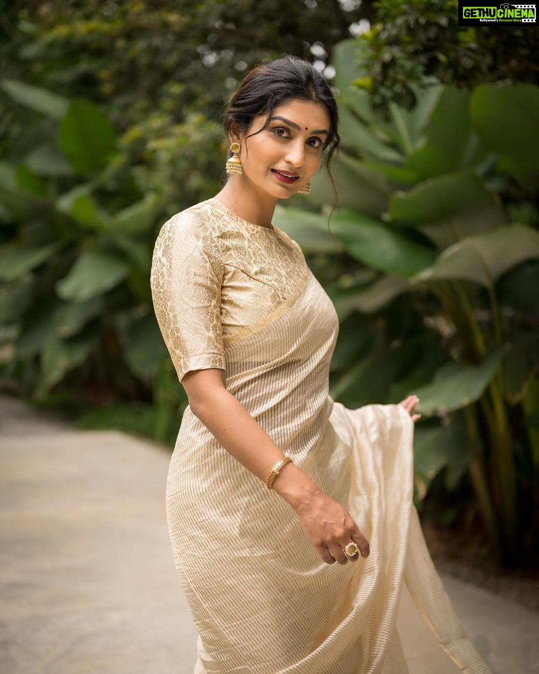 Rachel David Instagram - ๐ผ๐ธ๐บ ^ when you run out of Onam captions . . . In frame: @racheldavidofficial Jewellery: @amaera_jewels Saree: @timberline_aruvithura Styling, Makeup: @shimmerme.co Photography: @nevinphilipphotography Venue: @farmhousesocial
