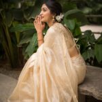 Rachel David Instagram - waiting for my Ammachi’s Onam sadhya invite ✉️ . . . In frame: @racheldavidofficial Jewellery: @amaera_jewels Saree: @timberline_aruvithura Styling, Makeup: @shimmerme.co Photography: @nevinphilipphotography Venue: @farmhousesocial