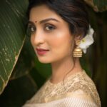 Rachel David Instagram - Staring into the soul of today’s palada payasam 🥣 . . . Happy Onam Fam 💛🌼 In frame: @racheldavidofficial Jewellery: @amaera_jewels Saree: @timberline_aruvithura Styling, Makeup: @shimmerme.co Photography: @nevinphilipphotography Venue: @farmhousesocial