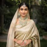 Rachel David Instagram - while all my friends are actually getting married, I’m playing pretend // 🐒 . . . Jewellery: @amaera_jewels Saree: @timberline_aruvithura Styling, Makeup: @shimmerme.co Photography: @nevinphilipphotography Venue: @farmhousesocial