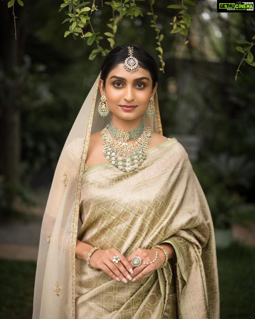 Rachel David Instagram - while all my friends are actually getting married, I’m playing pretend // 🐒 . . . Jewellery: @amaera_jewels Saree: @timberline_aruvithura Styling, Makeup: @shimmerme.co Photography: @nevinphilipphotography Venue: @farmhousesocial