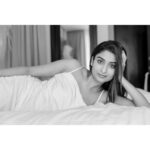 Rachel David Instagram - stages of binge watching a show in bed // 🍟 . . . Photographer @kiransaphotography Hair and make up @makeupbywanshazia