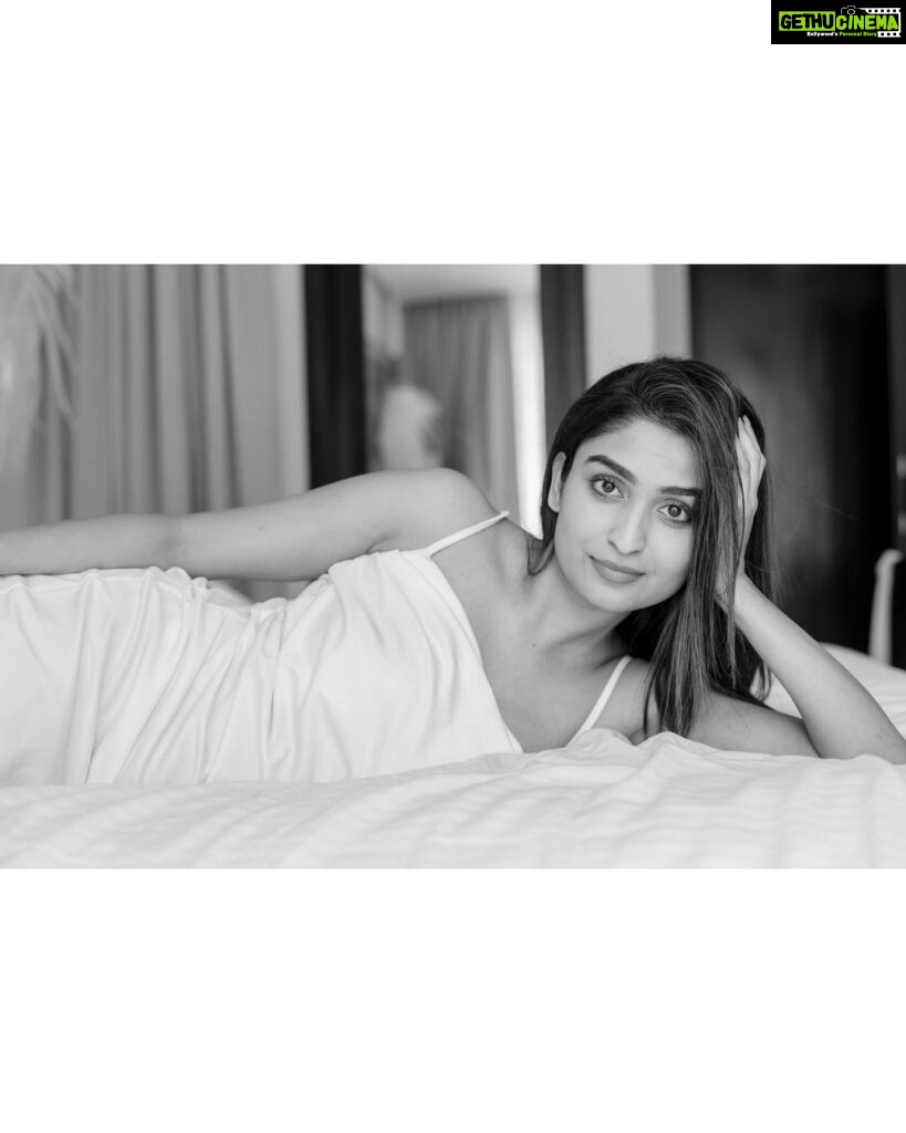 Rachel David Instagram - stages of binge watching a show in bed // 🍟 . . . Photographer @kiransaphotography Hair and make up @makeupbywanshazia