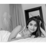 Rachel David Instagram - stages of binge watching a show in bed // 🍟 . . . Photographer @kiransaphotography Hair and make up @makeupbywanshazia