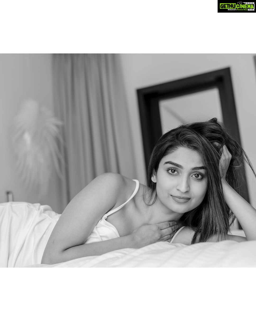 Rachel David Instagram - stages of binge watching a show in bed // 🍟 . . . Photographer @kiransaphotography Hair and make up @makeupbywanshazia