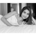 Rachel David Instagram - stages of binge watching a show in bed // 🍟 . . . Photographer @kiransaphotography Hair and make up @makeupbywanshazia