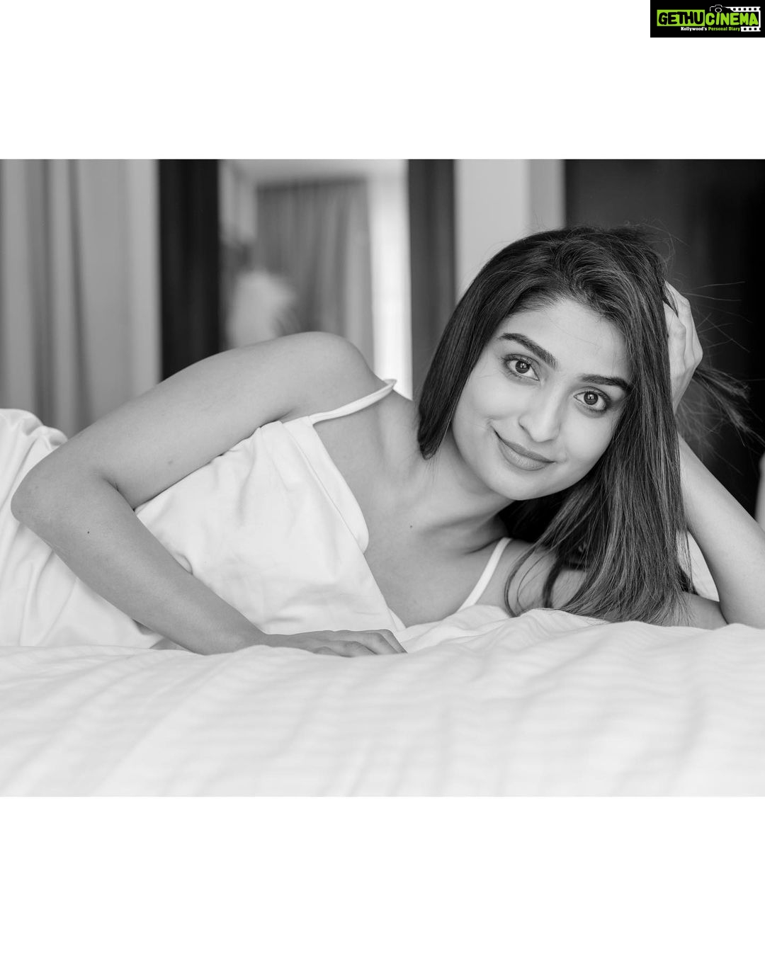 Rachel David Instagram - stages of binge watching a show in bed // 🍟 . . . Photographer @kiransaphotography Hair and make up @makeupbywanshazia