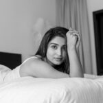 Rachel David Instagram - stages of binge watching a show in bed // 🍟 . . . Photographer @kiransaphotography Hair and make up @makeupbywanshazia