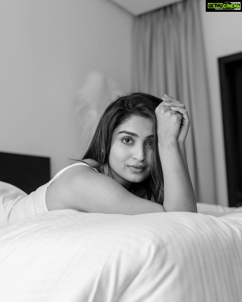 Rachel David Instagram - stages of binge watching a show in bed // 🍟 . . . Photographer @kiransaphotography Hair and make up @makeupbywanshazia