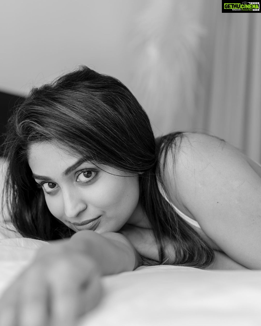 Rachel David Instagram - stages of binge watching a show in bed // 🍟 . . . Photographer @kiransaphotography Hair and make up @makeupbywanshazia