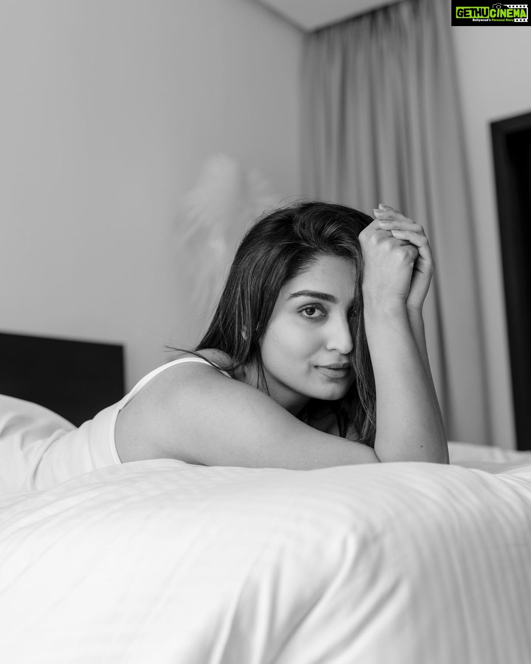 Rachel David Instagram - stages of binge watching a show in bed // 🍟 . . . Photographer @kiransaphotography Hair and make up @makeupbywanshazia
